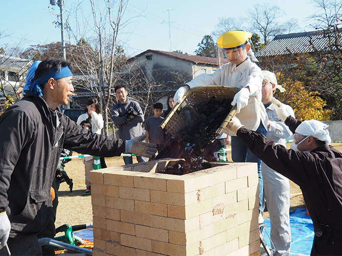 【イベントレポート】貝印亿路发、「刃物のまち」である岐阜県関市でたたら製鉄の公開操業を実施～ 伝統技術「関鍛冶たたら製鉄」を公開、小学生が玉鋼づくりを体験 ～
